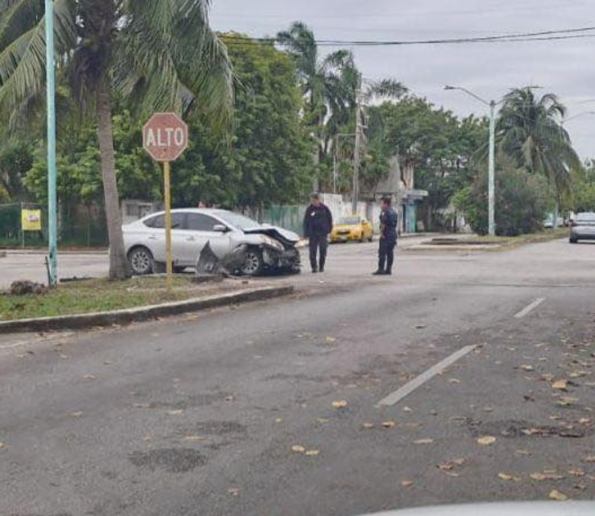 El automóvil gris terminó con la cabina completamente desfigurada