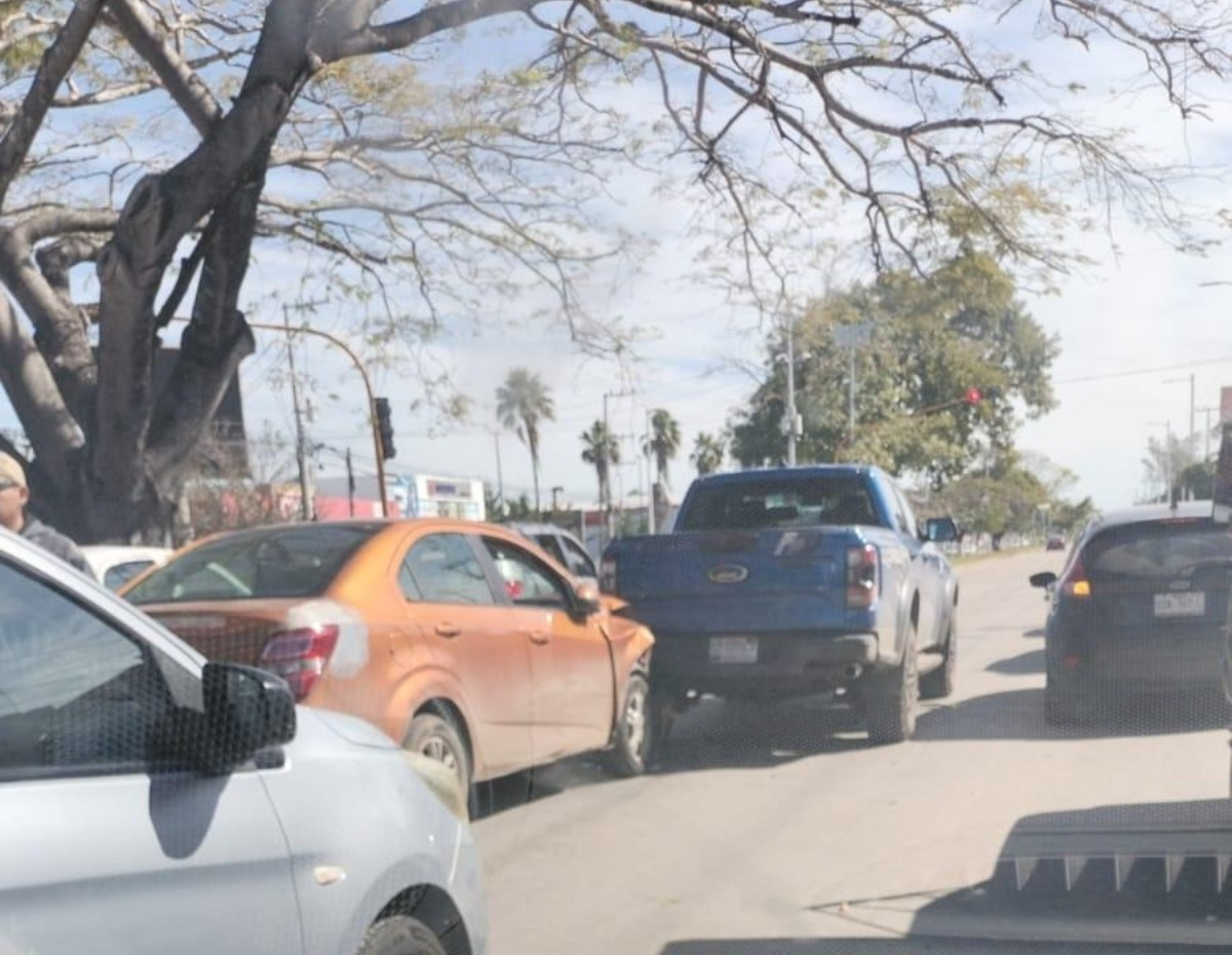 Conductor provoca accidente vial en avenidas de Chetumal