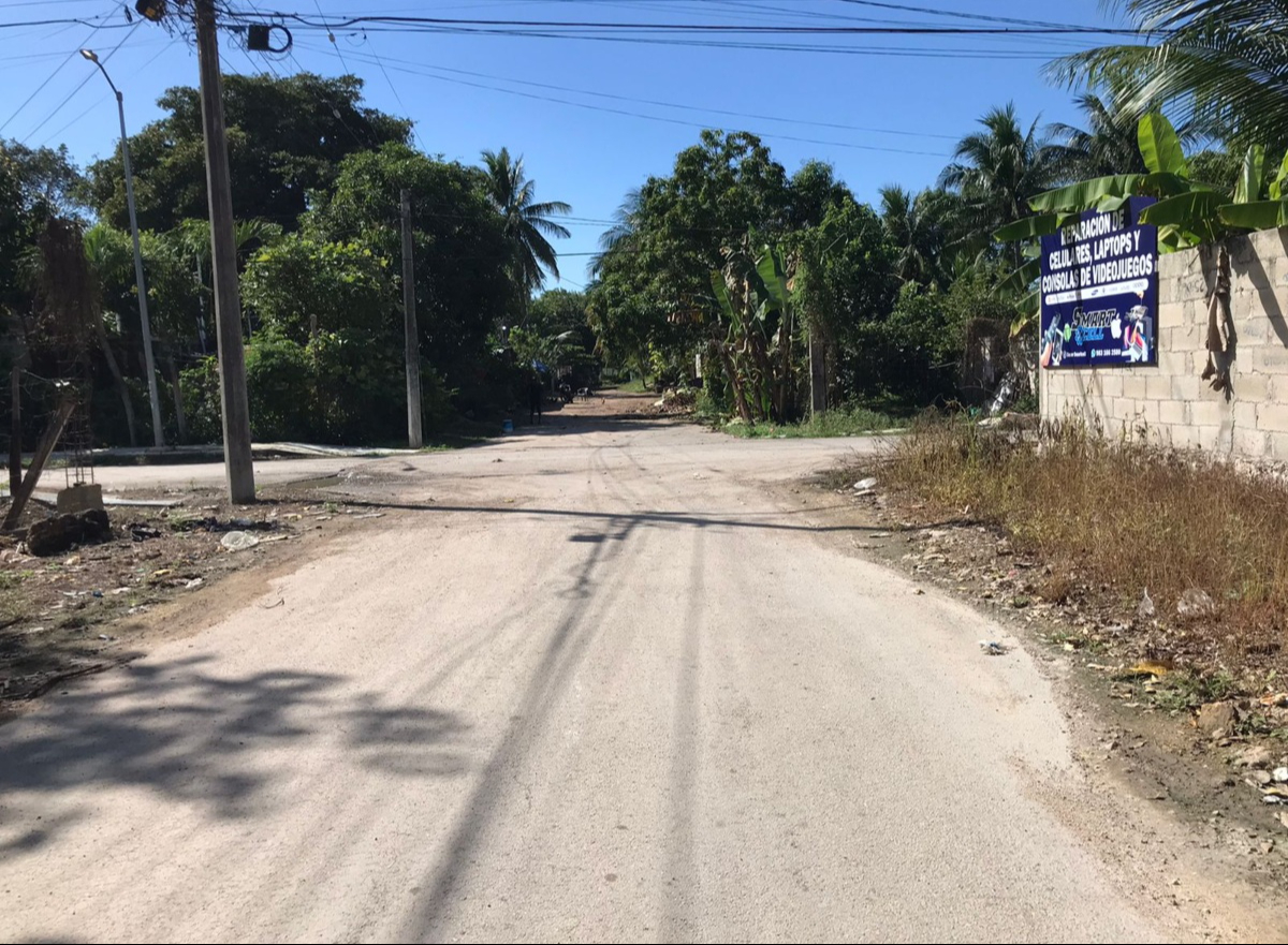 Vecinos de la colonia carecen de banquetas en la mayor parte del lugar