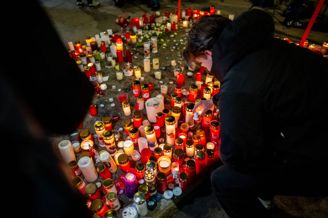 Familiares y amigos improvisaron un altar en memoria a los 40 fallecidos que dejó el incendio en la Noche Vieja.