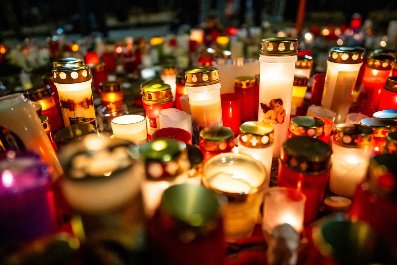 Familiares y amigos improvisaron un altar en memoria a los 40 fallecidos que dejó el incendio en la Noche Vieja.