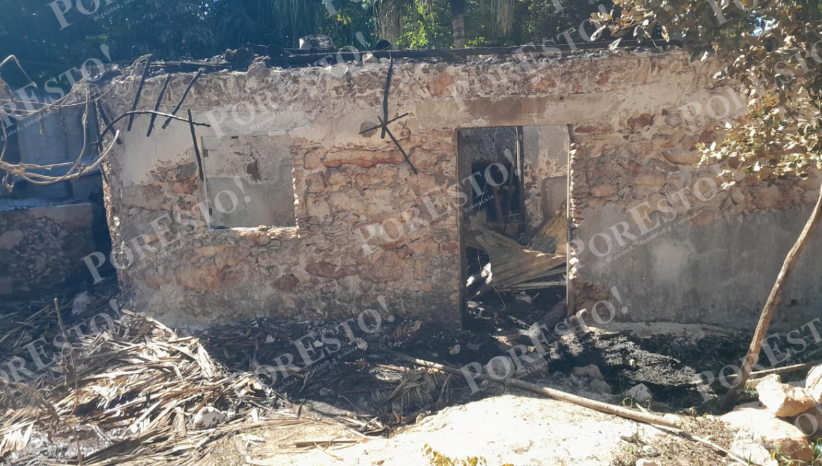 La casa tradicional de guano se consumió en su totalidad en minutos.