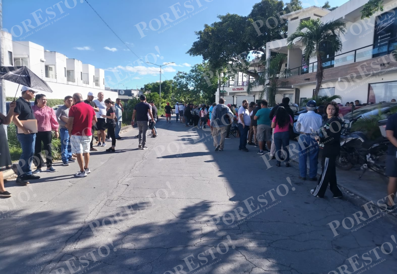 Otros propietarios han optado por permanecer horas haciendo fila