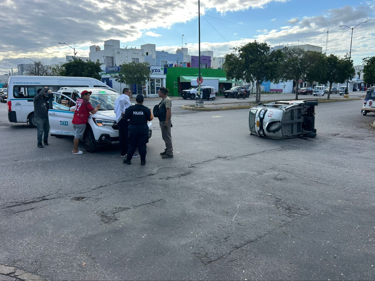 Aparentemente el taxista no respetó el alto, causando el accidente