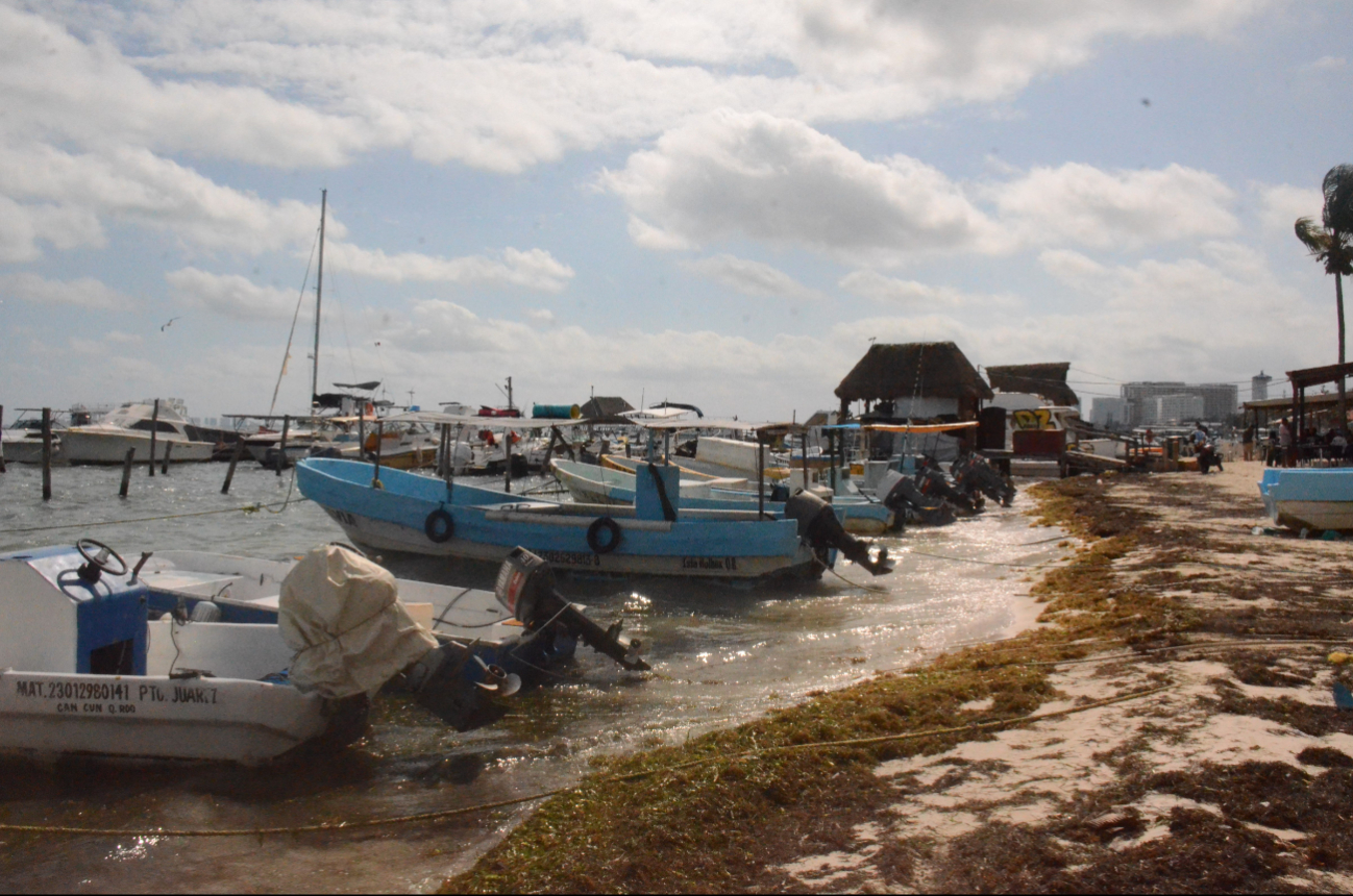 Embarcaciones pequeñas deben permanecer sin laborar, mientras que las grandes con precaución