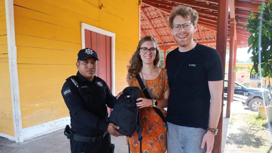 Izamal: solidaridad ciudadana permite a turistas recuperar mochila perdida
