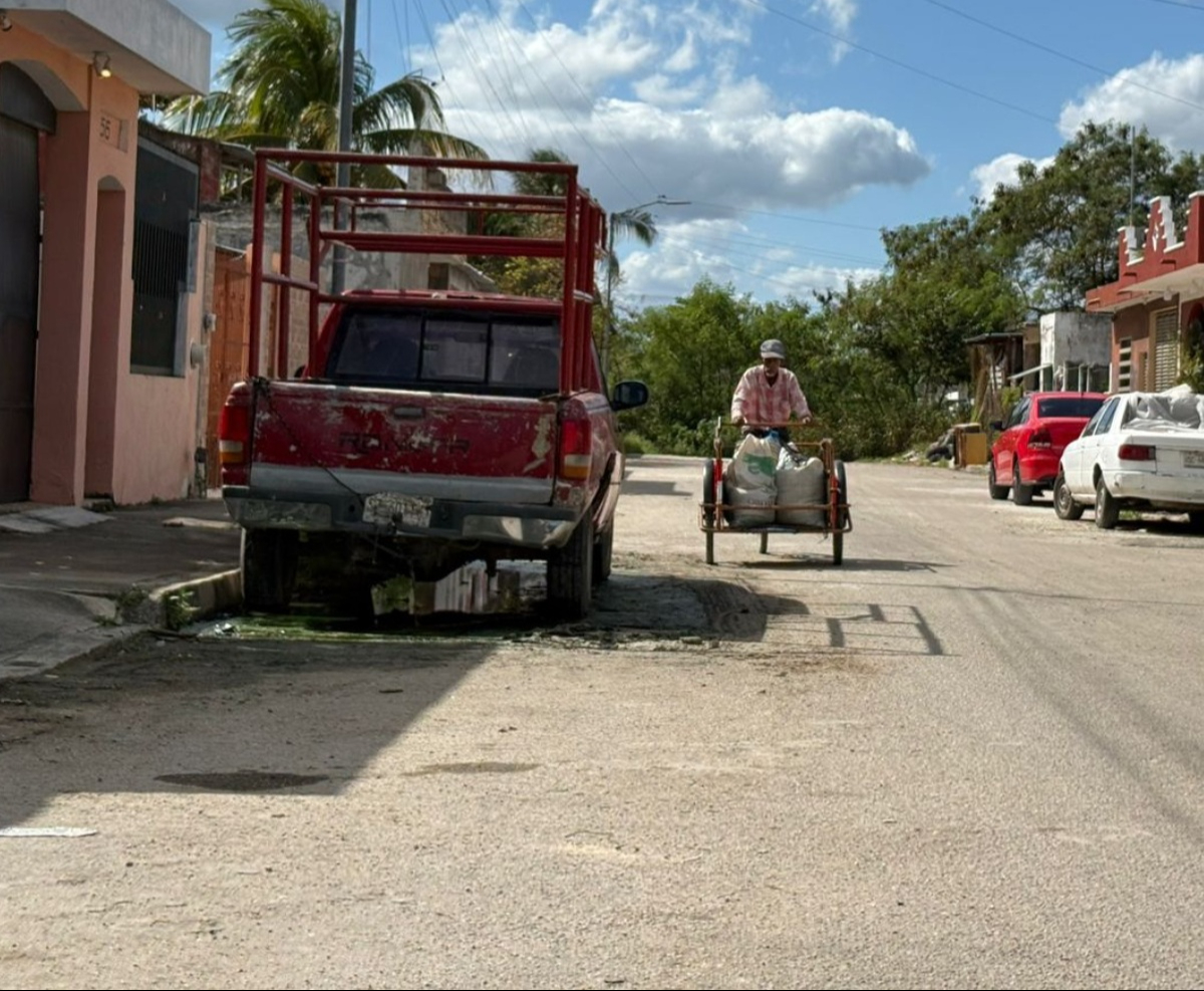 Varias familias de la calle Bermudas, se ven afectadas por el insuficiente número de coladeras