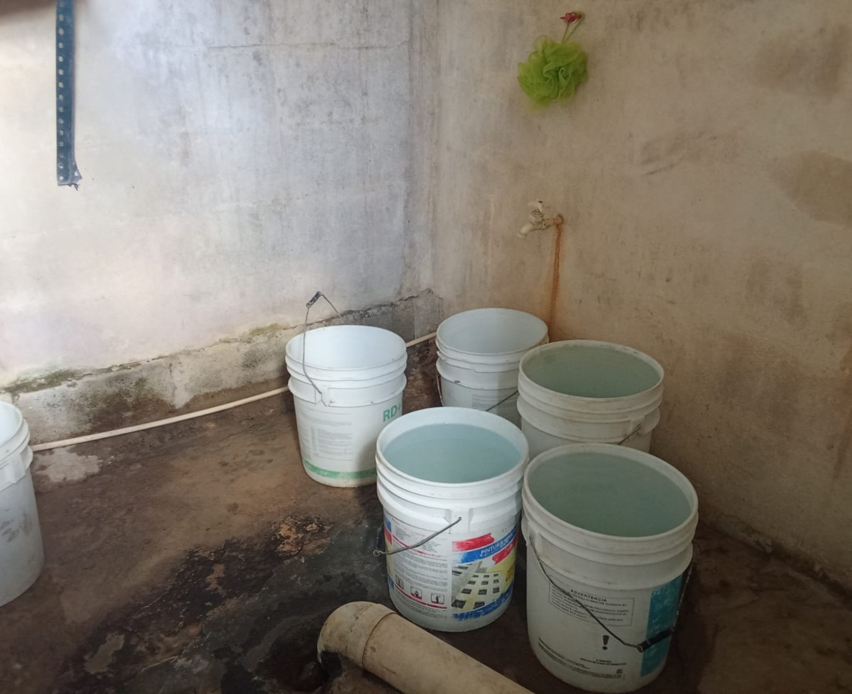 Vecinos que no cuentan con cisternas o tinacos tienen que recolectar agua