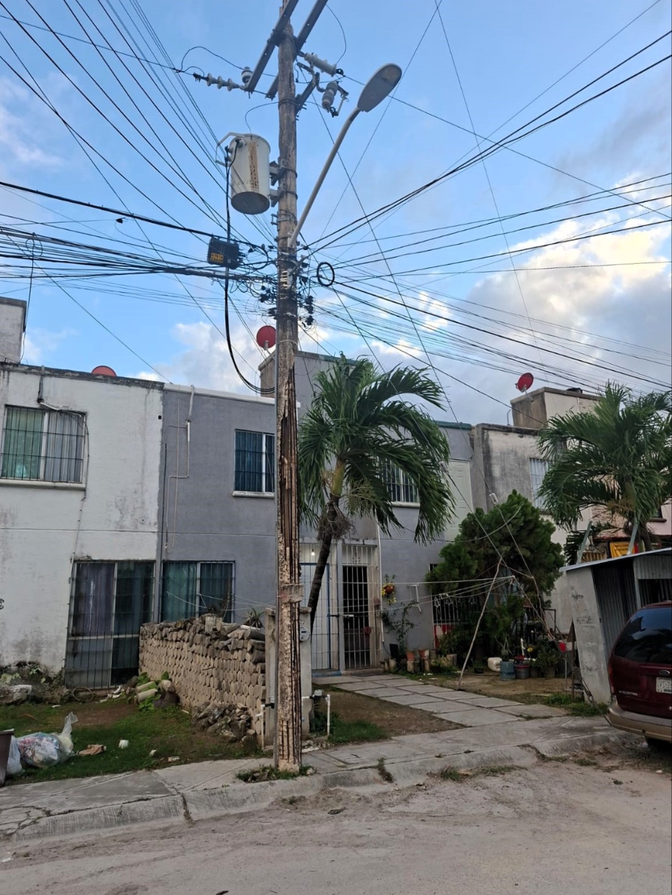 En las zonas con mal servicio se pueden ver postes de luz antiguos y en mal estado