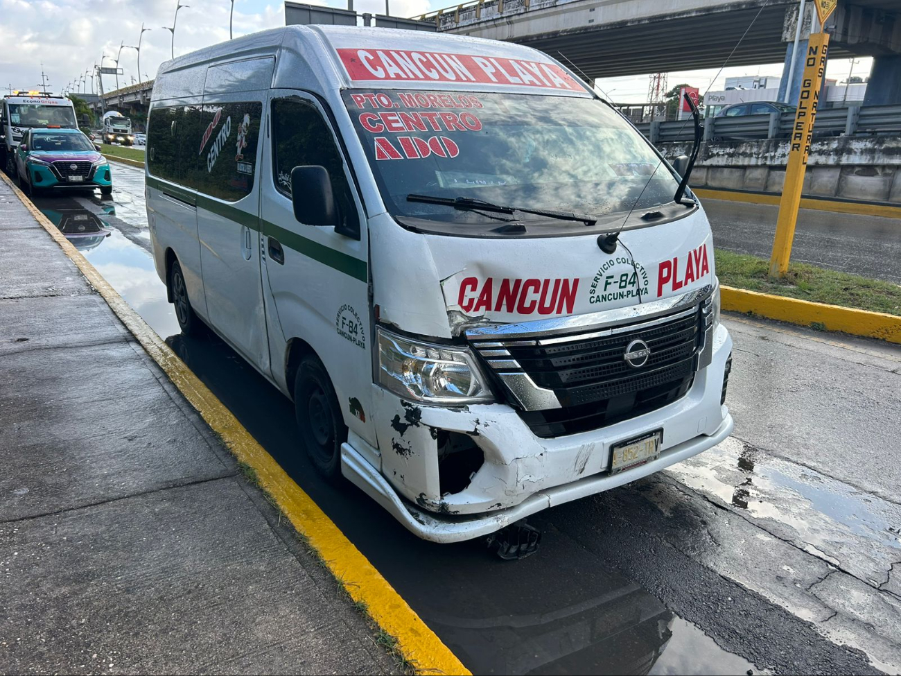 La unidad de transporte público sufrió daños, mientras que los pasajeros y el conductor resultaron lesionados