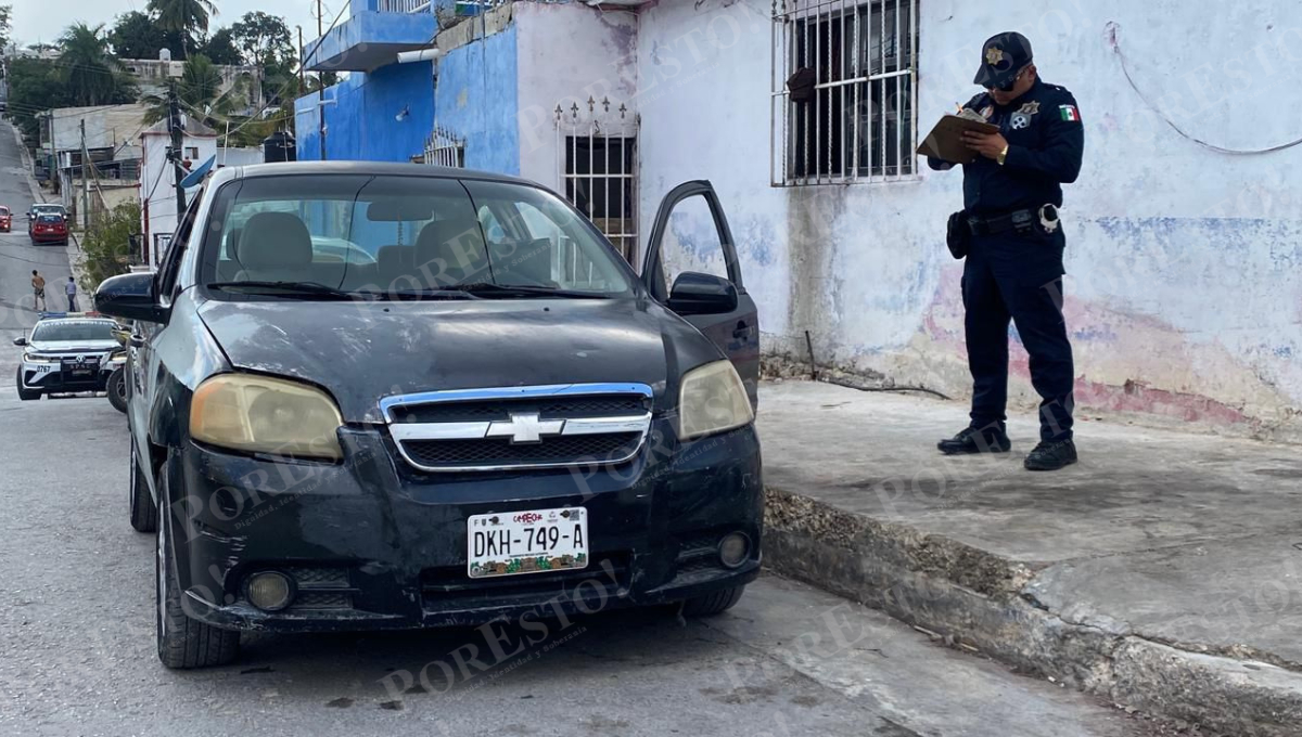 El conductor de un auto compacto impactó a una camioneta que circulaba con preferencia.