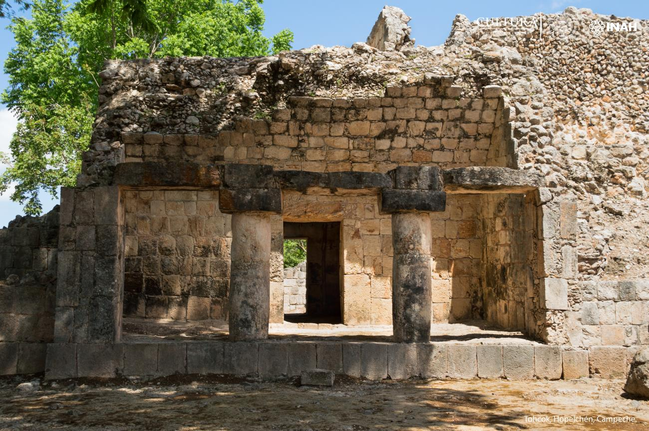 Presenta arquitectura de transición entre los estilos Puuc y Chenes.