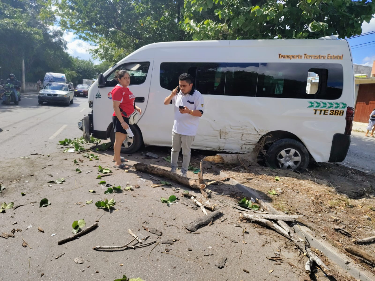 Camioneta invadió carril preferente en avenida Los Tules.