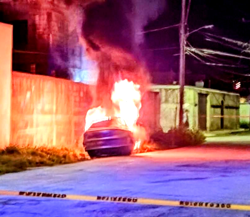 Dos vehículos fueron incendiados durante la madrugada en distintos puntos de Cozumel.