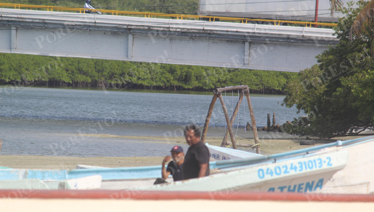 Reparaciones se realizan incluso bajo palapas de uso recreativo.