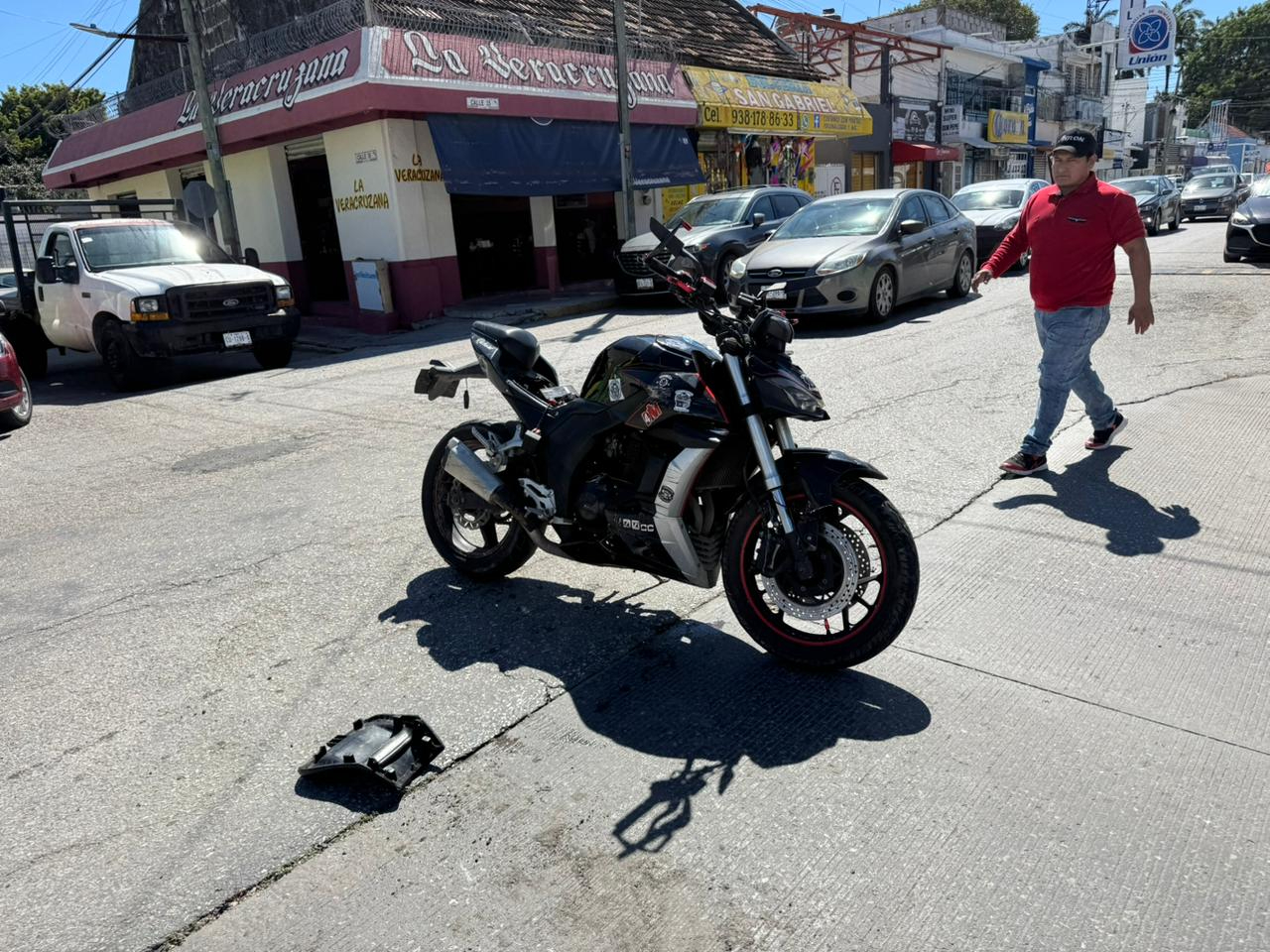 Una motocicleta y un taxi se vieron involucrados en un accidente vial en calles de la colonia Centro de Ciudad del Carmem