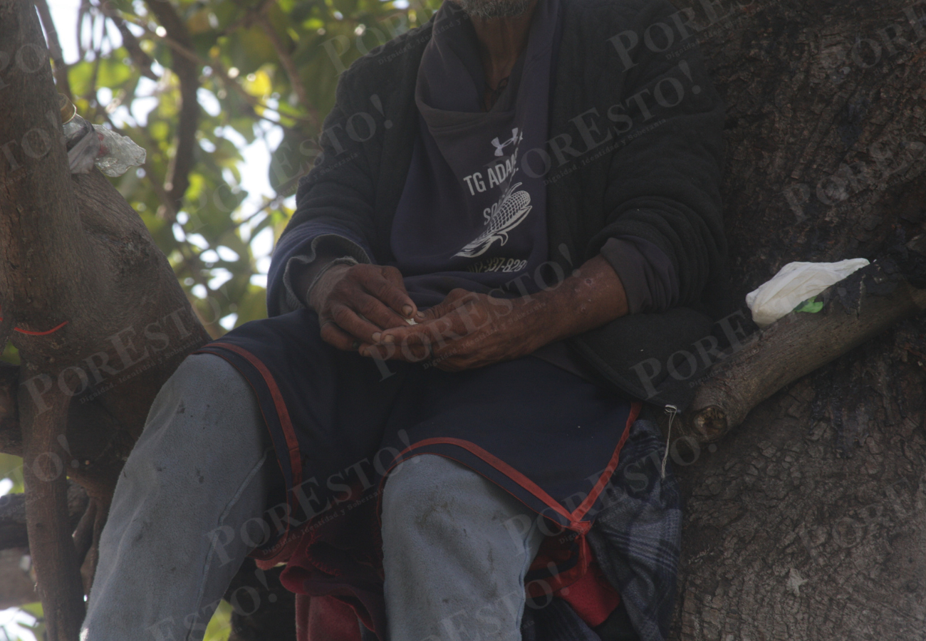 Los únicos bienes que tiene es la ropa que lleva puesta