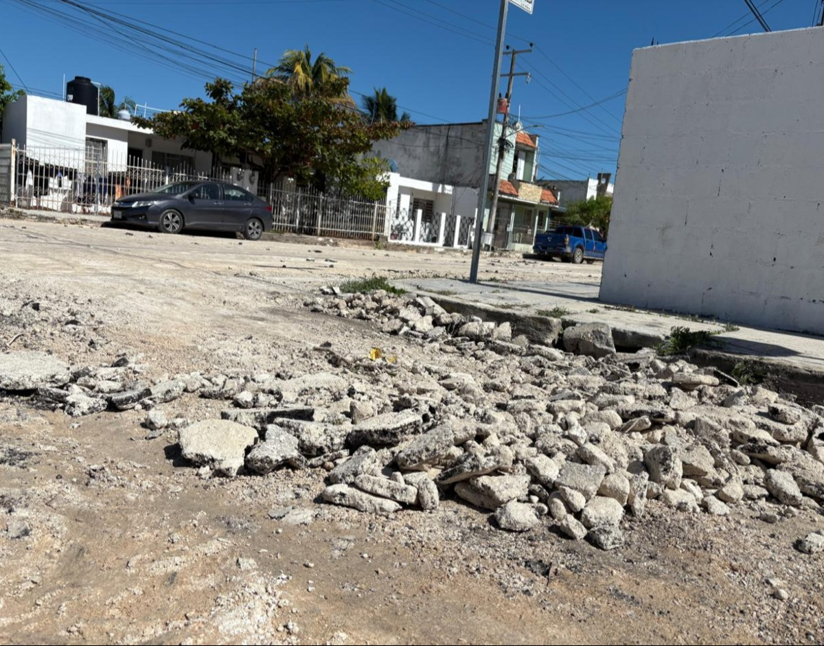 Trabajadores del ayuntamiento rompen calles en Villas Kinichá 1