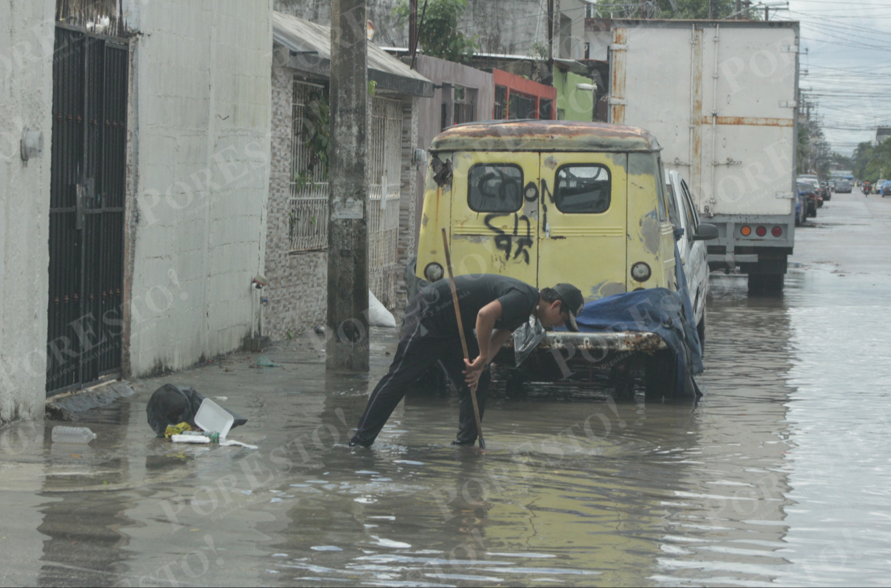 Ciudadanos limpiaron coladeras y drenajes para evitar inundaciones