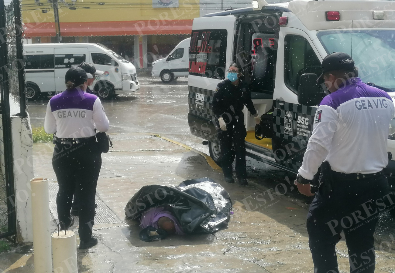 Ciudadanos al percatarse de la situación auxiliaron al hombre mientras esperan la llegada de las autoridades