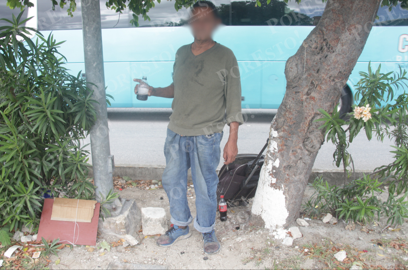 Héctor ahora sobrevive juntando latas y fierros