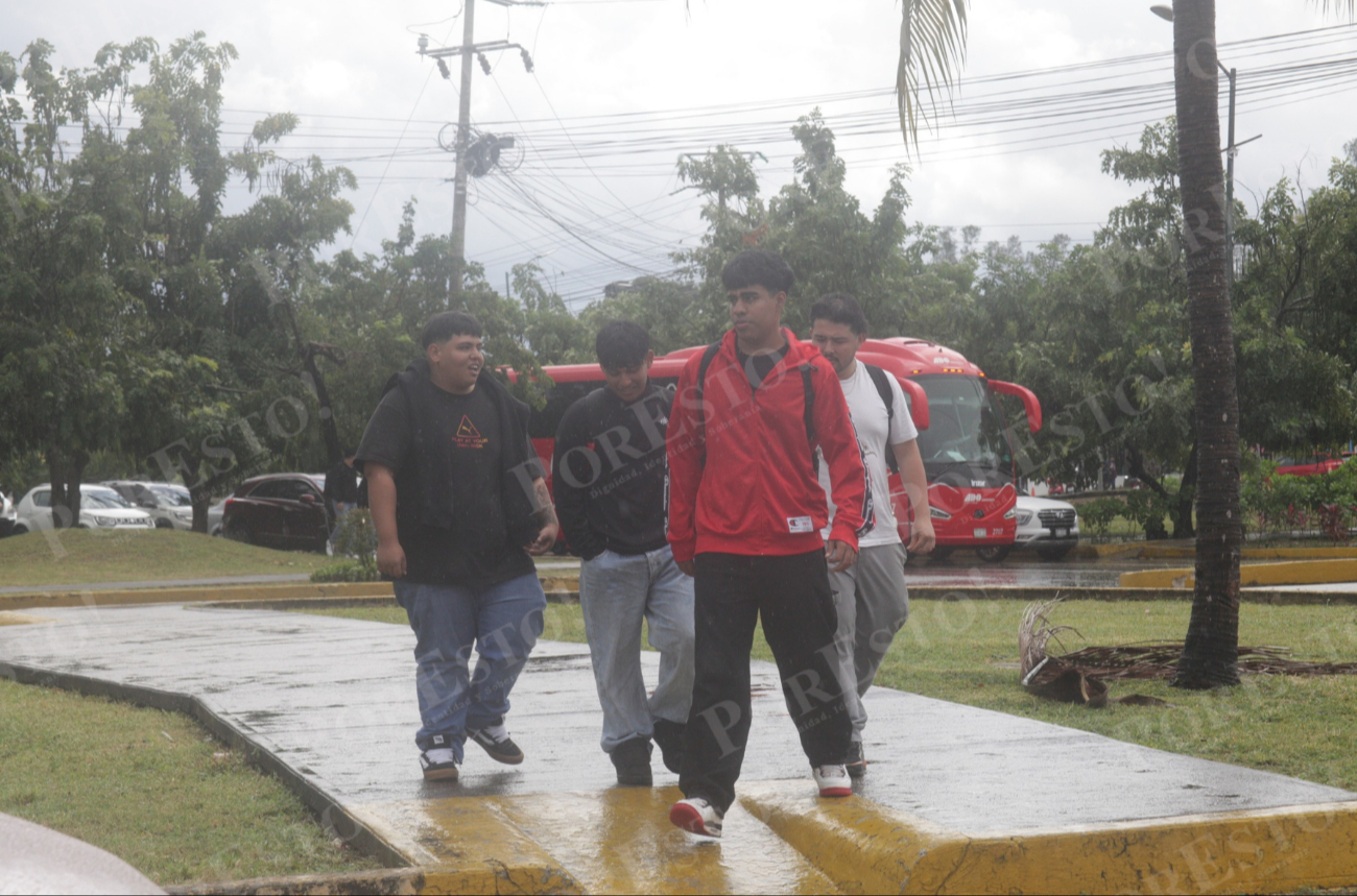 Estudiantes que salían o entraban a clases tuvieron que cubrir sus útiles para evitar que se mojaran