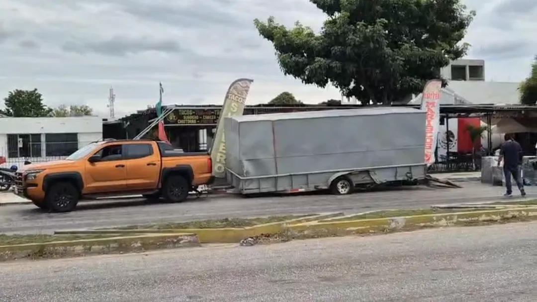 Accidente en Champotón: tráiler impacta remolque de camioneta Mitsubishi L200