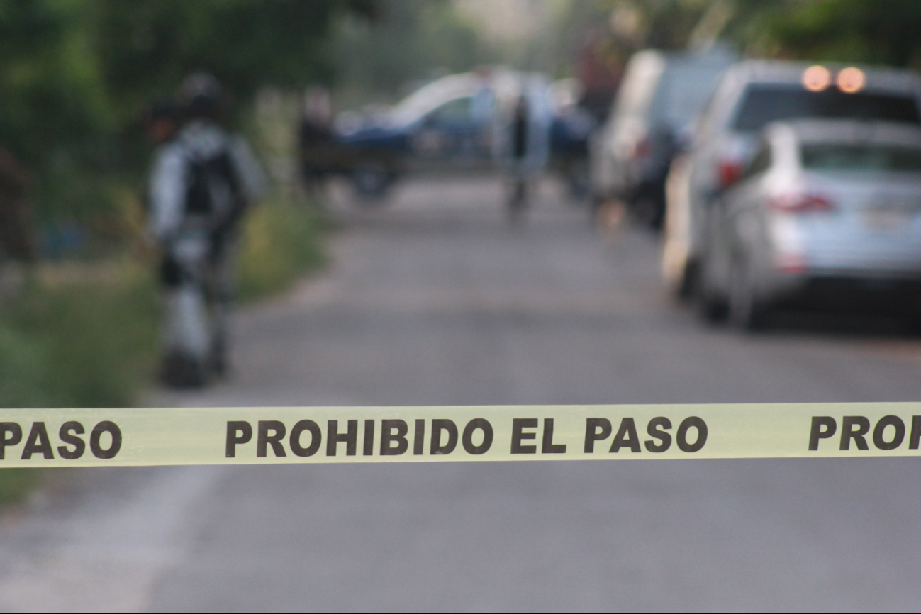 La mujer ordenó a los agresores trasladarse al domicilio de la joven para despojarla de su teléfono celular y, en caso de negarse, privarla de la vida