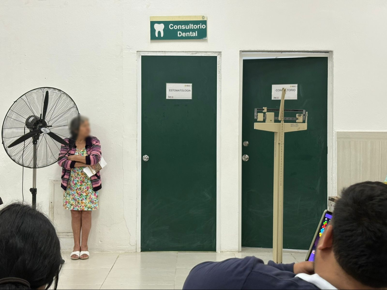 Algunos pacientes deben acudir desde muy temprano para recibir una ficha