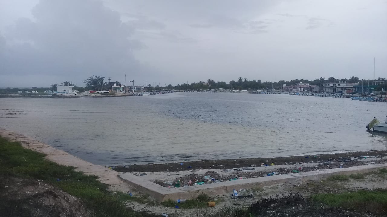 La entrada de una masa de aire gélida paraliza la actividad pesquera y provoca estragos en puertos