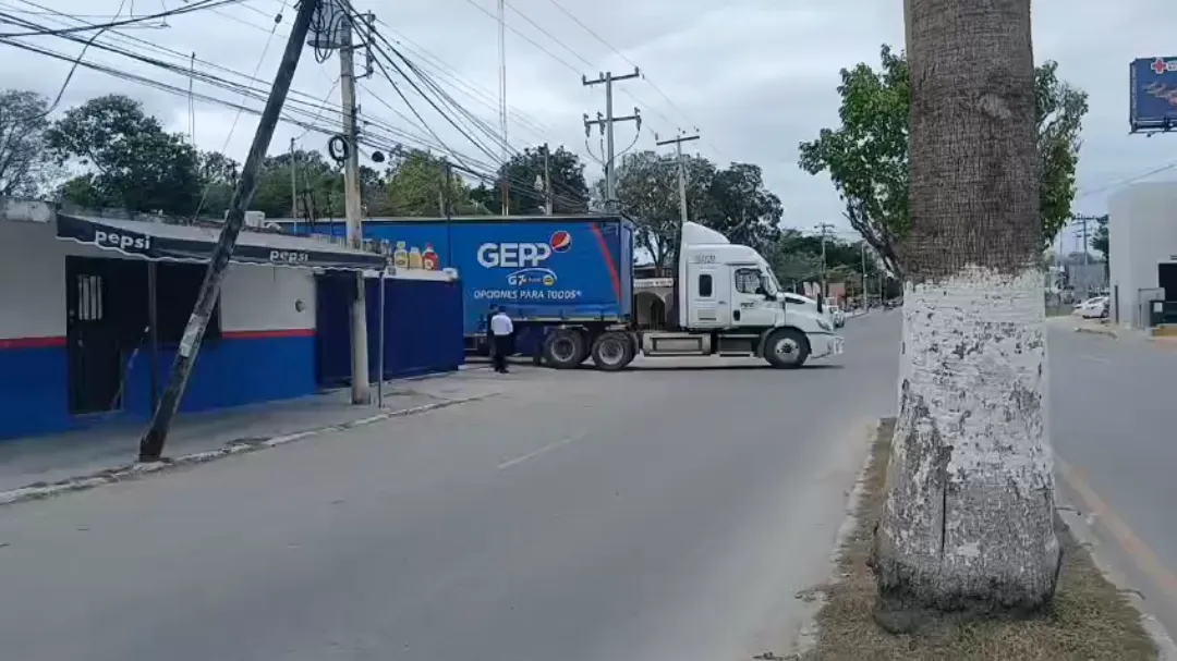 Pesada unidad provoca fractura de poste en avenida de Escárcega