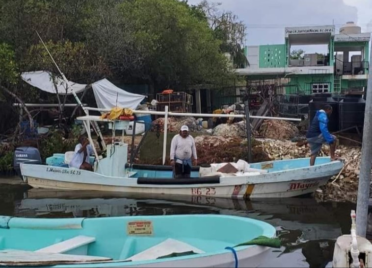 Por cada viaje, los  hombres de mar consideran más  de 100 litros de combustible, lo que merma sus ganancias
