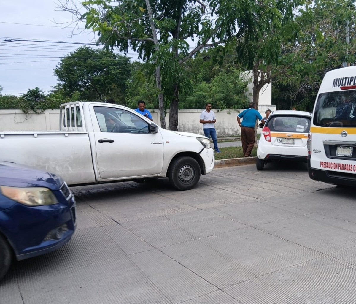 Testigos señalaron que el golpe provocó que el vehículo terminara sobre el camellón