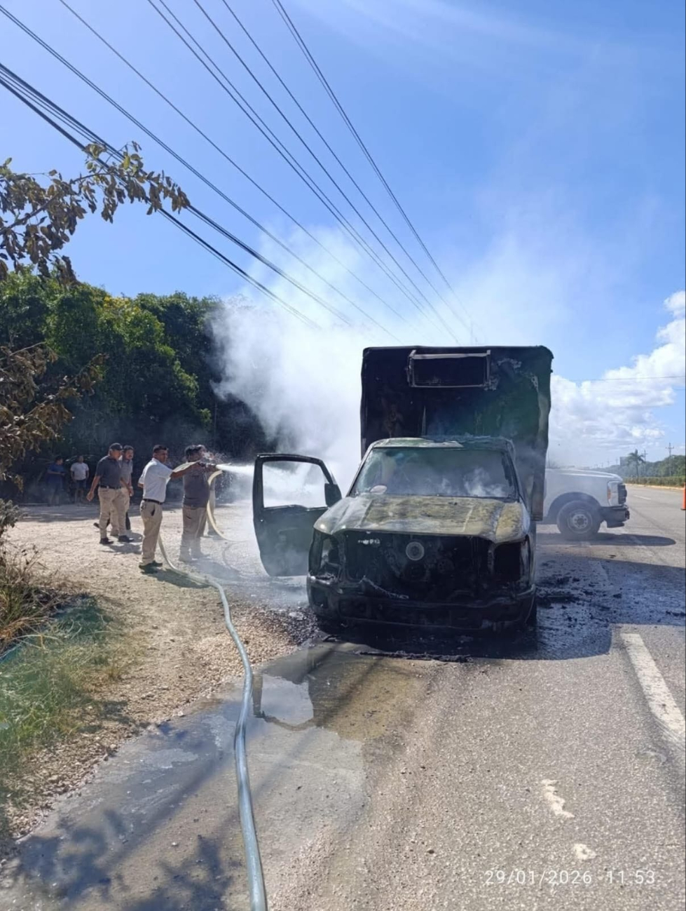 La vía fue cerrada en ambos sentidos mientras elementos de cuerpos de emergencia apagaban las llamas