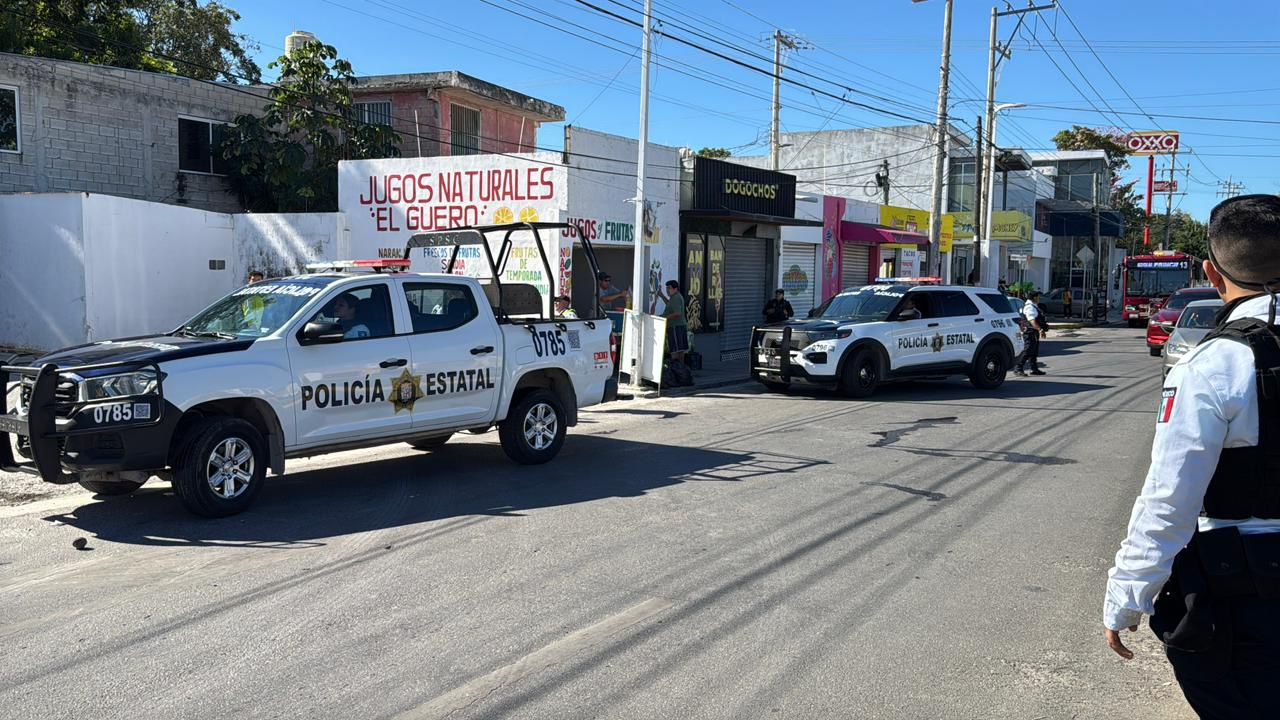 El auto terminó proyectado contra un poste de concreto.