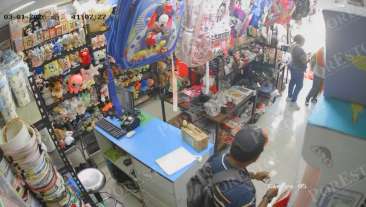El robo quedó grabado en cámaras de seguridad del negocio.