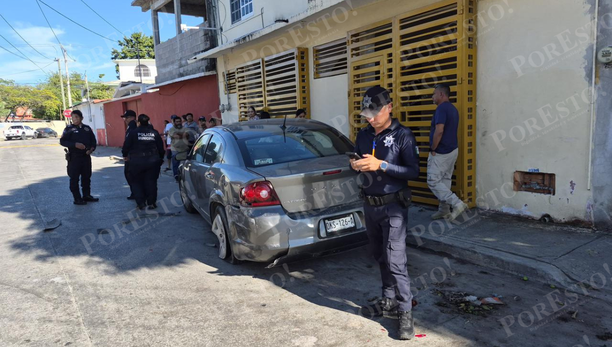 Tres vehículos resultaron dañados, además de la fachada de una vivienda.