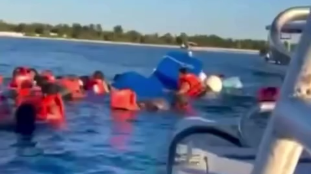 Así fue como una lancha turística con 30 personas volcó en aguas de Cozumel