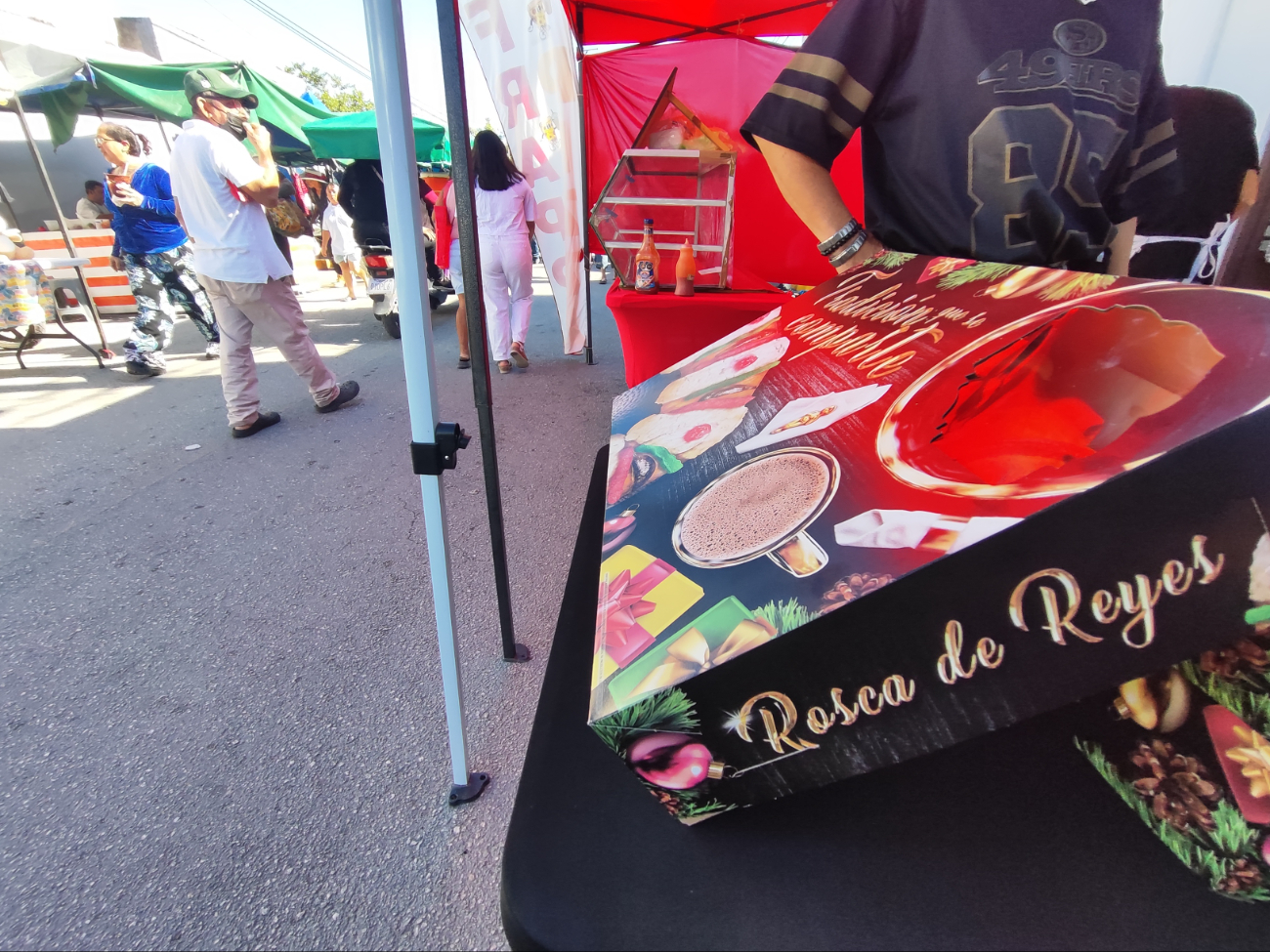 Panaderos que acuden cada domingo ofrecieron ayer, como parte de su variedad, la tradicional rosca.