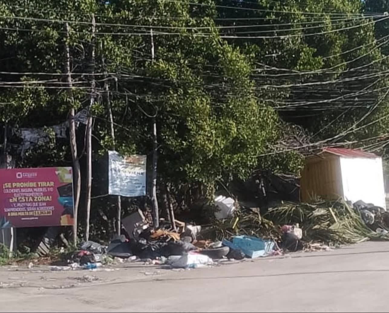 Vecinos sacan desechos en cualquier día y horario, pese a letreros y estrategias.