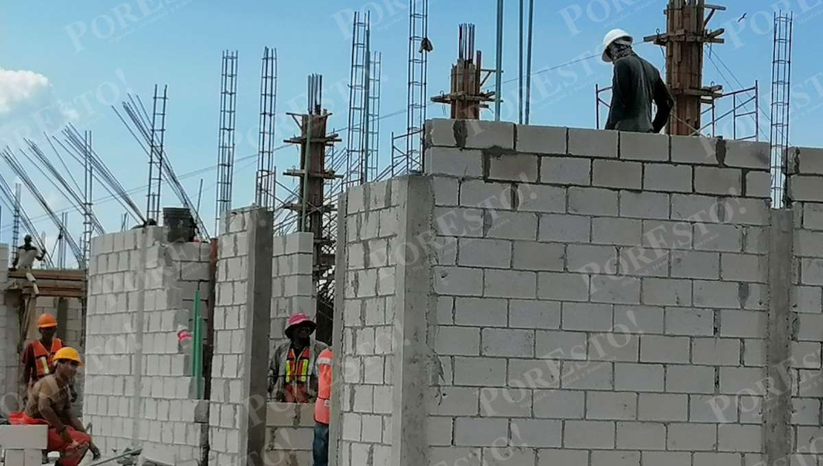 Empresas prefieren contratar personal externo con salarios más bajos, incluso por debajo de la ley.