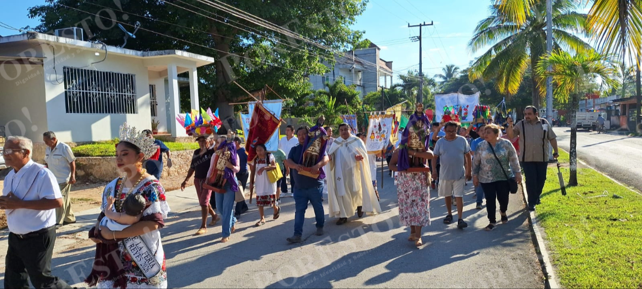 Finalmente concluyo en frente de la Capilla de los Reyes para dar inicio de la Misa en honor a los Santos