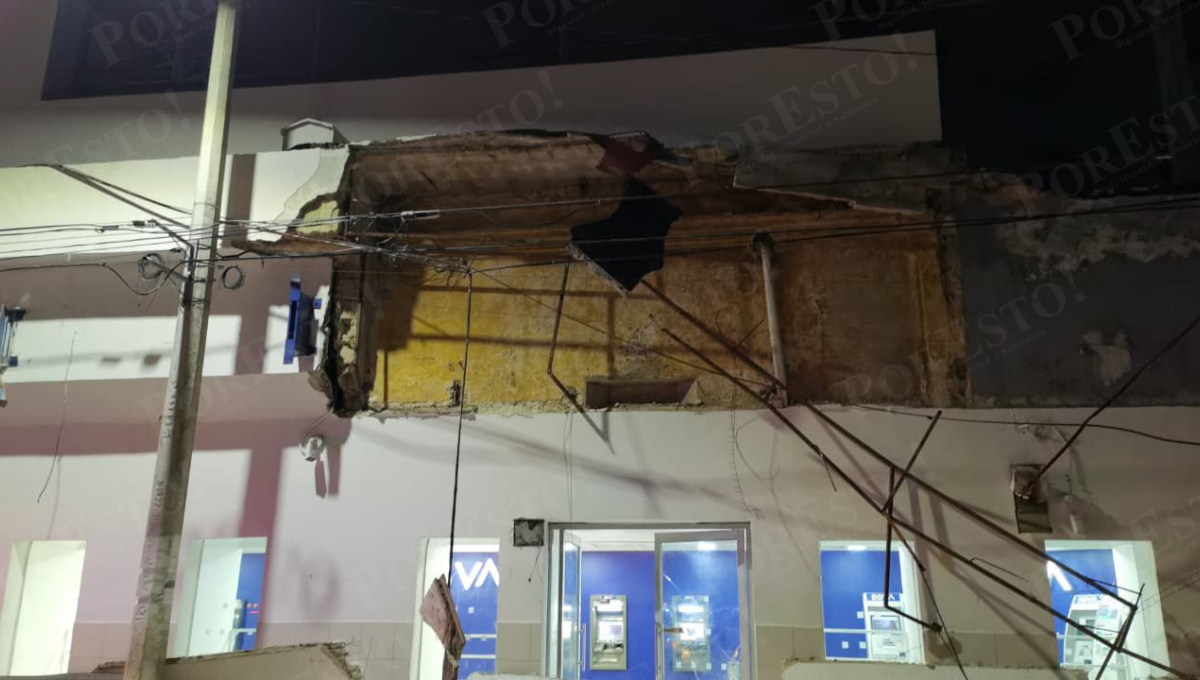 La fachada del banco BBVA se desplomó de forma repentina sobre la vía pública.