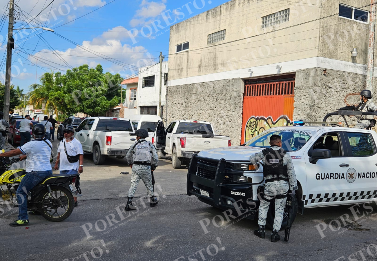 Tres camionetas de la FGE cerraron el paso a una unidad, marca Nissan, tipo Urvan, en la cual viajaba el presunto delincuente