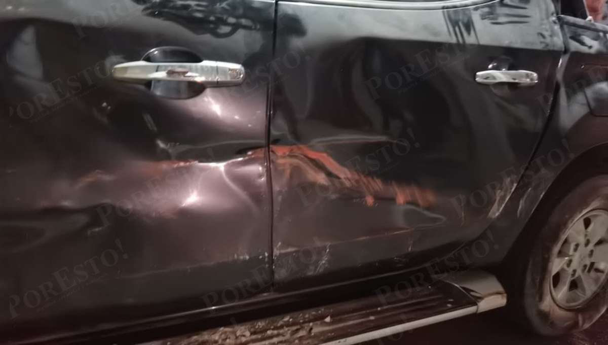 Una camioneta resultó con daños tras caerle fragmentos de concreto y durock.