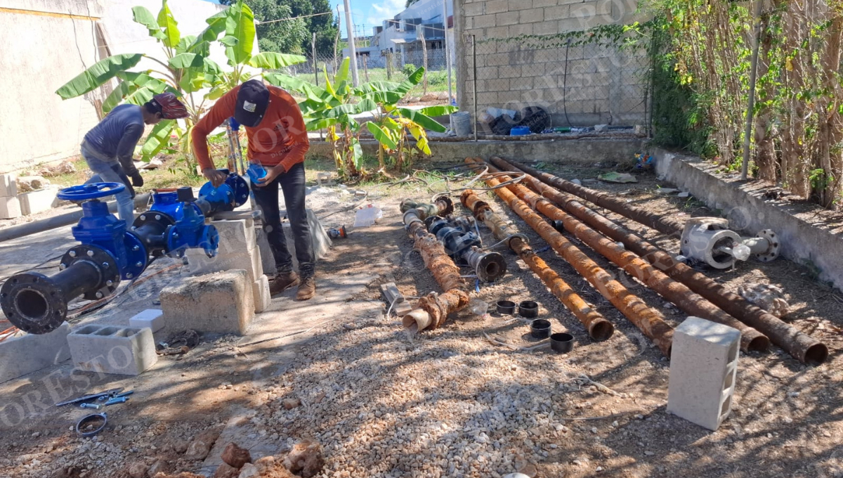Vecinos reportan agua rojiza y suspensión total del servicio.