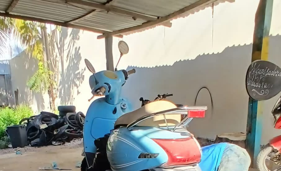 Aunque el conductor resultó ileso, su motocicleta presentó daños materiales considerables.