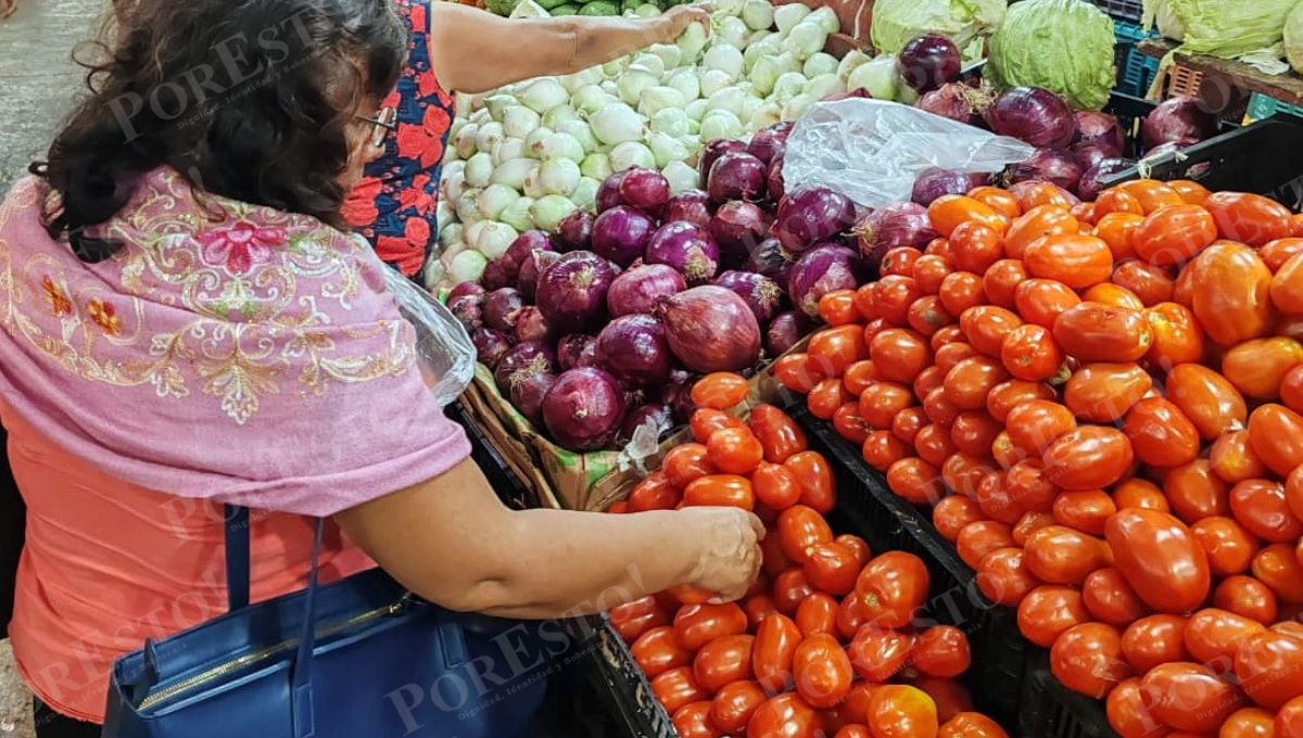 Locatarios exhortan a la ciudadanía a aprovechar los precios bajos en frutas y verduras.