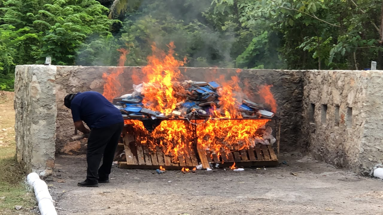 Autoridades incineraron 58.7 kilogramos de diversas drogas y destruyeron 3 mil 709 pares de tenis pirata en Campeche.
