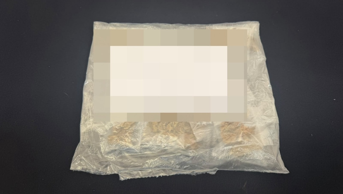 Detienen a hombre con bolsitas de presunta marihuana.